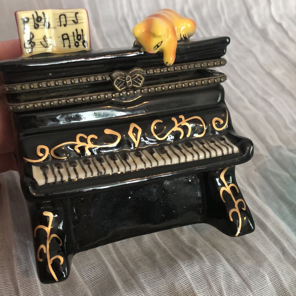 MUD PIE porcelain trinket boxes set Cat on top antique piano & Victorian chair - Picture 4 of 12